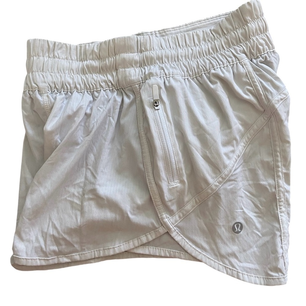 Lululemon 🍋Off White tracker that High shorts size 4 , 3 inches inseam